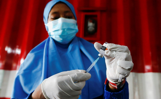 Indonesia yêu cầu hành khách đi máy bay tiêm mũi vaccine tăng cường