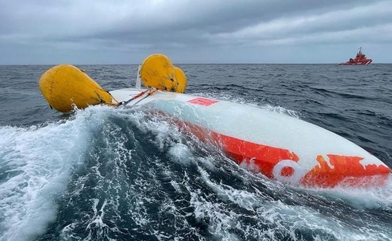 Cụ ông 62 tuổi sống sót sau 16 giờ mắc kẹt trong thuyền buồm bị lật ở Đại Tây Dương