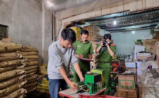 Lâm Đồng: Bắt quả tang cơ sở sản xuất hàng tấn phân bón trái phép