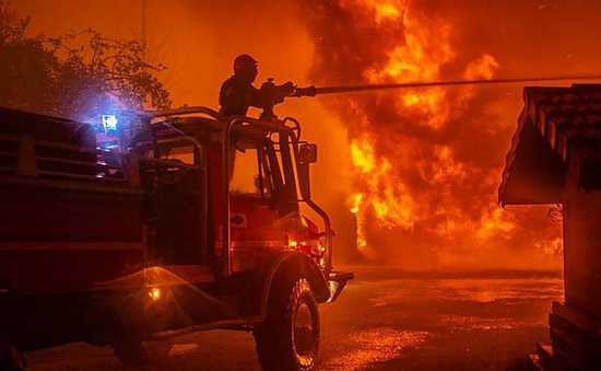 Cháy rừng hoành hành ở vùng Tây Nam nước Pháp