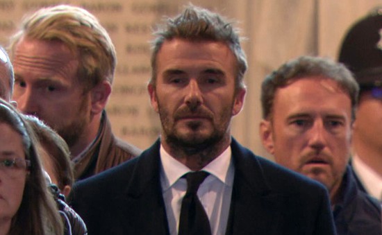 David Beckham rơi nước mắt khi nhìn quan tài của Nữ hoàng sau khi xếp hàng suốt 13 giờ