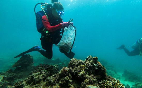 Người dân Philippines hưởng ứng Ngày Quốc tế làm sạch bờ biển