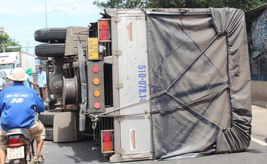 Xe tải va chạm liên hoàn trên Quốc lộ 1A làm 2 người tử vong