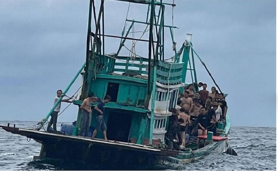 Lật thuyền chở khách Trung Quốc tại Campuchia, 23 người mất tích