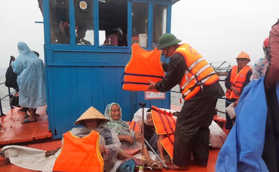 Quảng Nam đưa người già, phụ nữ, trẻ em xã đảo Tam Hải vào đất liền tránh bão