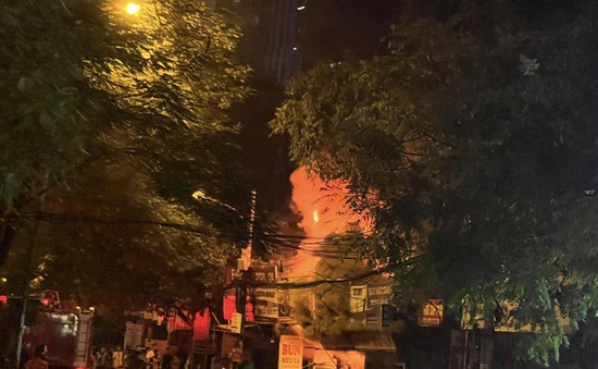 Hà Nội: Cháy lớn ở Nhân Hoà, cột khói cao hàng chục mét