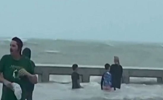 Mạo hiểm chụp ảnh với bão tại Florida