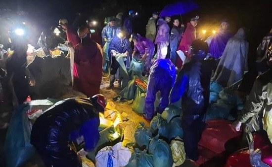 Nghệ An: Huy động hàng trăm người xuyên đêm gia cố đê
