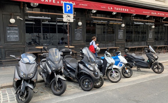 Tranh cãi trước quyết định tăng phí đỗ xe máy chạy xăng tại Pháp