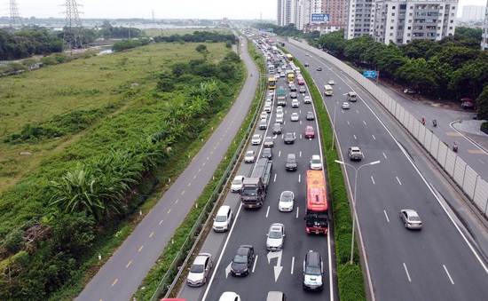 Ngày cuối nghỉ lễ, lưu lượng giao thông cửa ngõ vào Hà Nội tăng gấp 3-4 lần