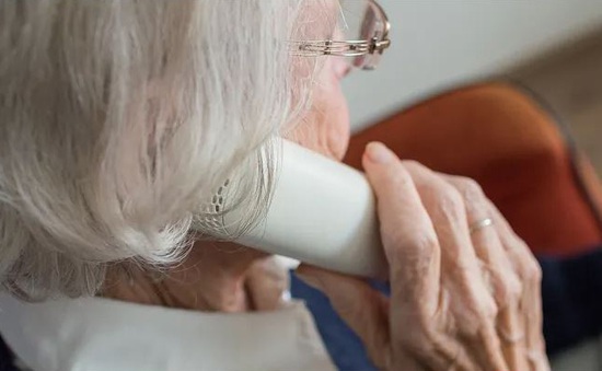 Cách giúp người lớn tuổi ngăn chặn lừa đảo qua điện thoại