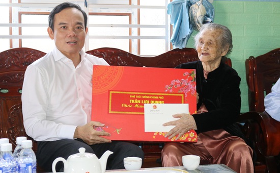Phó Thủ tướng Trần Lưu Quang thăm, chúc Tết, tặng quà tại Ninh Thuận