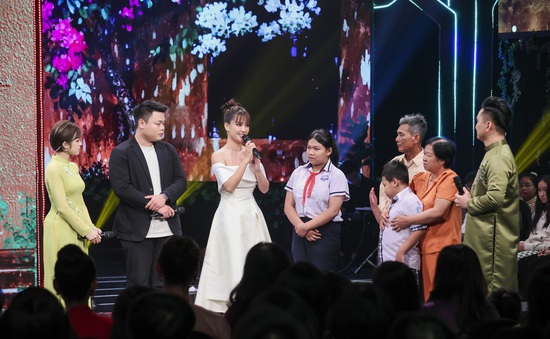 Ái Phương, nhạc sĩ Minh Cà Ri xúc động bật khóc trên sân khấu Cặp lá yêu thương