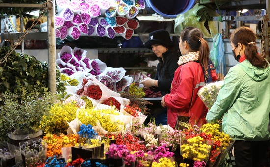 Nhộn nhịp chợ hoa, đồ trang trí ngày sát Tết