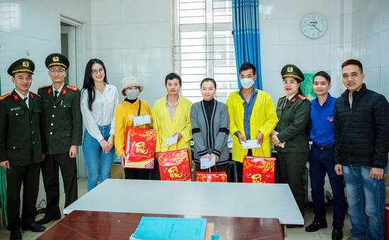 Người đẹp Miss World Việt Nam tặng quà trẻ sơ sinh và bệnh nhân cấp cứu nhân dịp năm mới