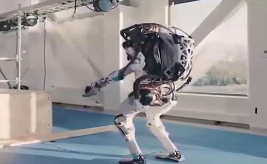 Robot hình người có thể thực hiện kỹ năng mới đáng kinh ngạc
