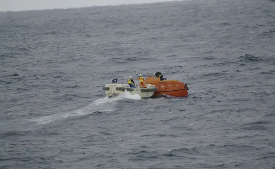 Chìm tàu ở ngoài khơi Nhật Bản, 13 thủy thủ được cứu sống, 9 người mất tích