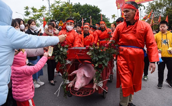 Đông đảo người dân tham gia Lễ hội chém lợn làng Ném Thượng