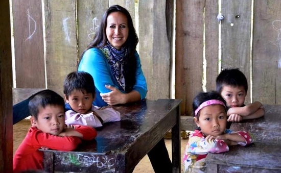 Tấm lòng của nữ nhà văn, doanh nhân gốc Việt với trẻ em nghèo