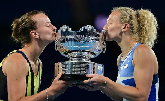 Krejcikova và Siniakova vô địch đôi nữ Australia mở rộng
