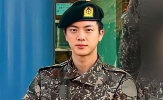Khán giả hết lời khen ngợi Jin (BTS) ngày càng đẹp trai trong quân ngũ