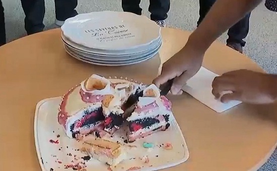 Ăn bánh ngọt tại công sở có hại ngang hút thuốc lá thụ động