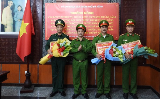 Chủ tịch UBND TP Đà Nẵng “thưởng nóng” các lực lượng cứu nạn thành công thanh niên gặp nạn tại bãi Sủng Cỏ