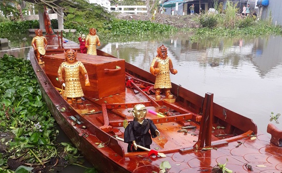 Kiên Giang: Xác minh nguồn gốc thuyền rồng trôi dạt ở U Minh Thượng