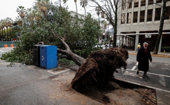Bão nghiêm trọng càn quét California với mưa to, gió lớn gây lũ lụt
