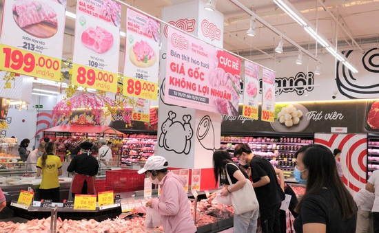 Siêu thị "khóa giá" thịt lợn, mở cửa xuyên Tết phục vụ khách mua sắm
