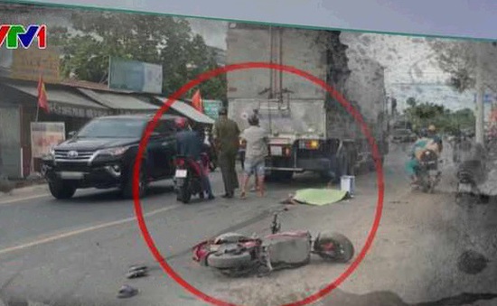 Xe đạp điện chở 3 va chạm xe tải, 3 nữ sinh thương vong