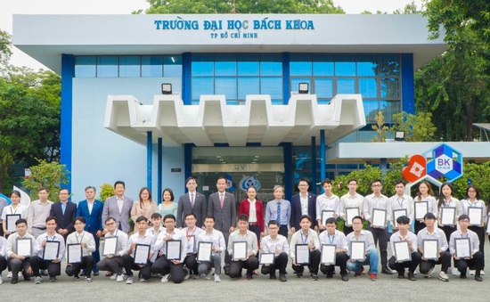 Quỹ Tài Trợ Khát Vọng Tương Lai trao tặng gần 3 tỷ đồng học bổng cho sinh viên Việt Nam