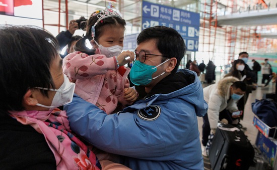 Trung Quốc sau một ngày mở cửa biên giới: Số lượt đi lại tăng đột biến