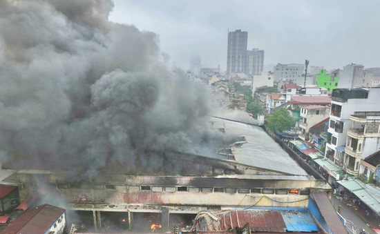 Cháy dữ dội chợ Tam Bạc ở Hải Phòng
