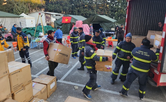 Đoàn cứu hộ Việt Nam trao tặng 2 tấn thuốc, thiết bị y tế cho Thổ Nhĩ Kỳ