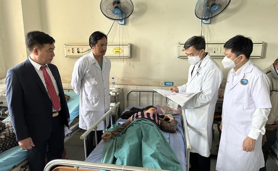 Thứ trưởng Bộ Y tế Trần Văn Thuấn thăm nạn nhân vụ tai nạn giao thông tại Quảng Nam