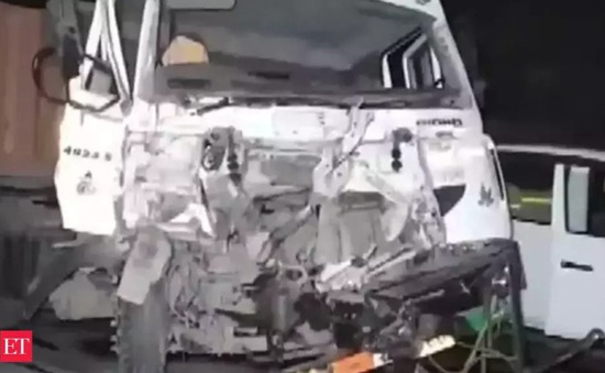 Xe tải đâm vào 3 xe bus gây tai nạn thảm khốc tại Ấn Độ