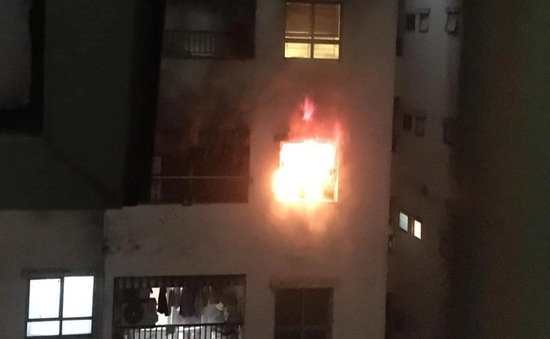 Cháy lớn ở chung cư Linh Đàm nghi do chập điện khi sạc điện thoại