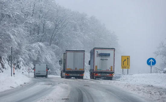 Bão tuyết gây gián đoạn giao thông và mất điện tại Czech và Slovakia