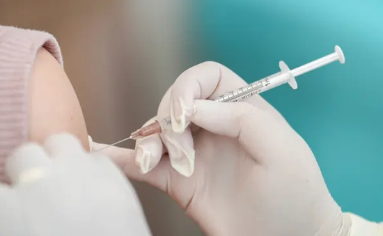 Australia mở rộng triển khai tiêm mũi vaccine COVID-19 thứ năm