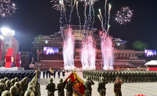 Triều Tiên duyệt binh trình diễn các loại vũ khí mới vào ban đêm