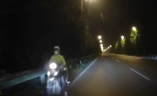 Người phụ nữ chạy xe máy đi ngược chiều vào làn 100km/h trên đường cao tốc