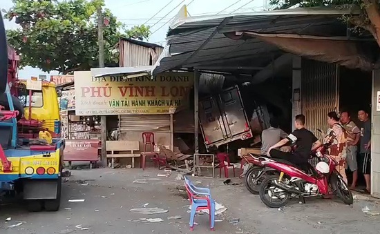 Tiền Giang: Xe tải va chạm xe khách và lao vào nhà dân