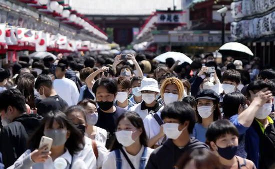 Nhật Bản thận trọng trước thời điểm nới lỏng quy định đeo khẩu trang