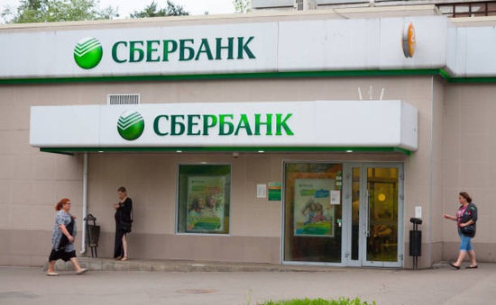 Lợi nhuận ngân hàng lớn nhất Nga giảm gần 80%