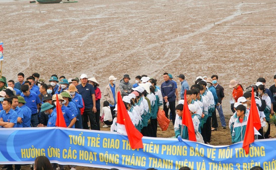 Hơn 400 người tham gia hưởng ứng chiến dịch "Chung tay làm sạch biển Giao Hải"