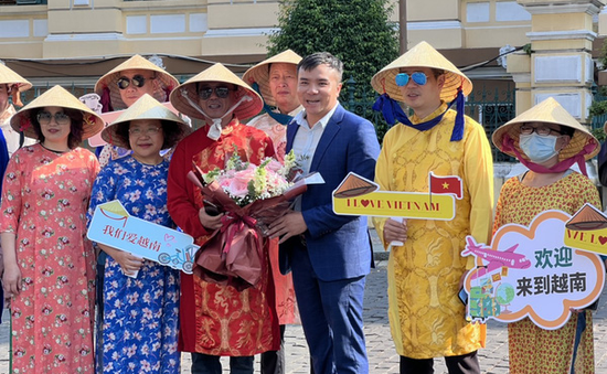 Khách du lịch Trung Quốc hào hứng đến TP Hồ Chí Minh