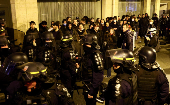 Hàng chục người bị bắt trong các cuộc biểu tình phản đối cải cách hưu trí ở Pháp