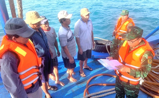 Tiếp tục bắt giữ tàu chở gần 50.000 lít dầu lậu trên vùng biển Cà Mau