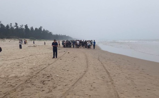 Hà Tĩnh: Tìm thấy thi thể hai học sinh bị sóng cuốn khi tắm biển